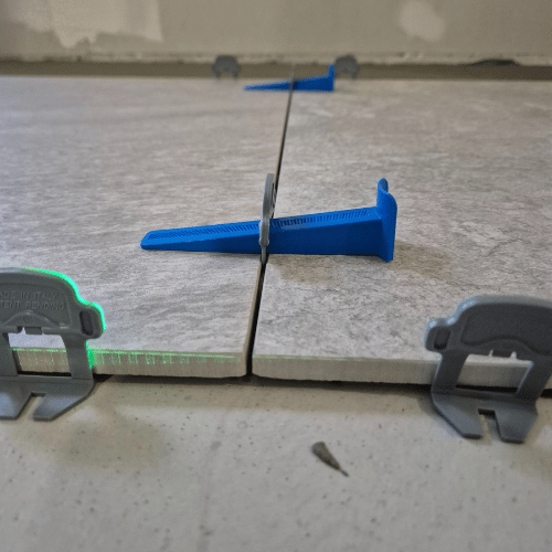 Le MapeLevel EasyWDG est un système de nivellement manuel pour une pose de carrelage parfaite. Cales réutilisables, réglage précis et retrait facile.