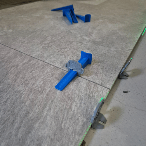 Le MapeLevel EasyWDG est un système de nivellement manuel pour une pose de carrelage parfaite. Cales réutilisables, réglage précis et retrait facile.