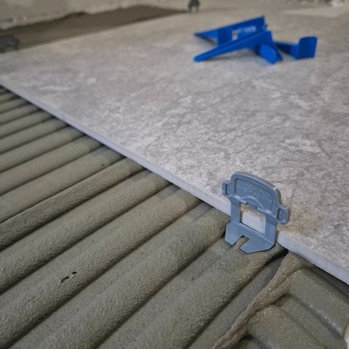 Le MapeLevel EasyWDG est un système de nivellement manuel pour une pose de carrelage parfaite. Cales réutilisables, réglage précis et retrait facile.