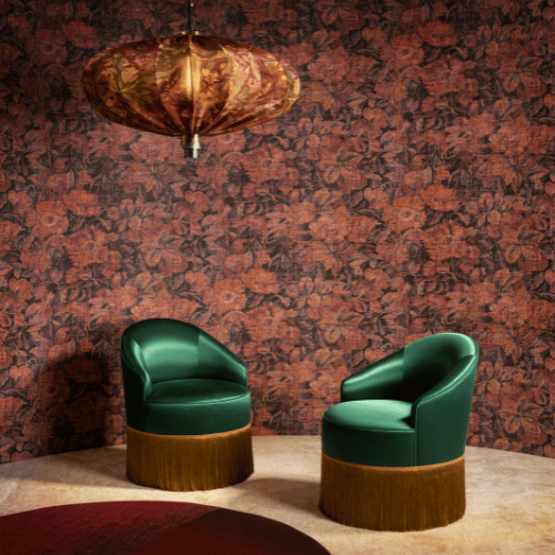 Papier Peint Arte Antigua Stagionato Amaranth Ambiance Le papier peint Stagionato de la collection Antigua d'Arte propose du floral à l’effet patiné sur une texture lin authentique pour un rendu doux et raffiné.