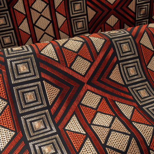 Papier Peint Arte Décors & Panoramiques Filigrana Pomodoro Vague 2 Filigrana de la collection Décors et Panoramiques d'Arte est un papier peint Art Déco aux motifs inspirés du filigrane, brodé sur un mélange coton-lin.