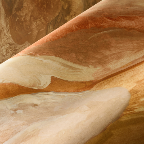 Papier Peint Arte Décors & Panoramiques Zerzura Warm Sand Vague 1 Zerzura de la collection Décors et Panoramiques d'Arte représente une scène d'oasis mythique et raffinée qui apporte profondeur et mystère à vos intérieurs.