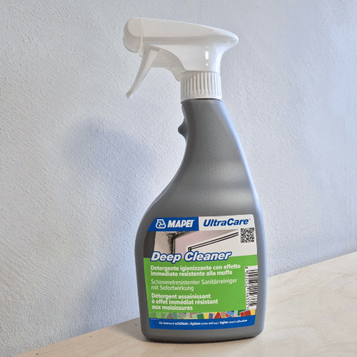 Le Mapei Ultracare Deep Cleaner en spray est un nettoyant prêt à l’emploi pour éliminer moisissures et algues sur les surfaces minérales.