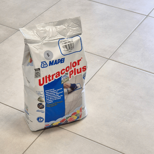 Le Mapei Ultracolor Plus est un mortier de jointoiement haute performance, prise rapide, hydrofuge et antimoisissures, pour intérieur et extérieur.
